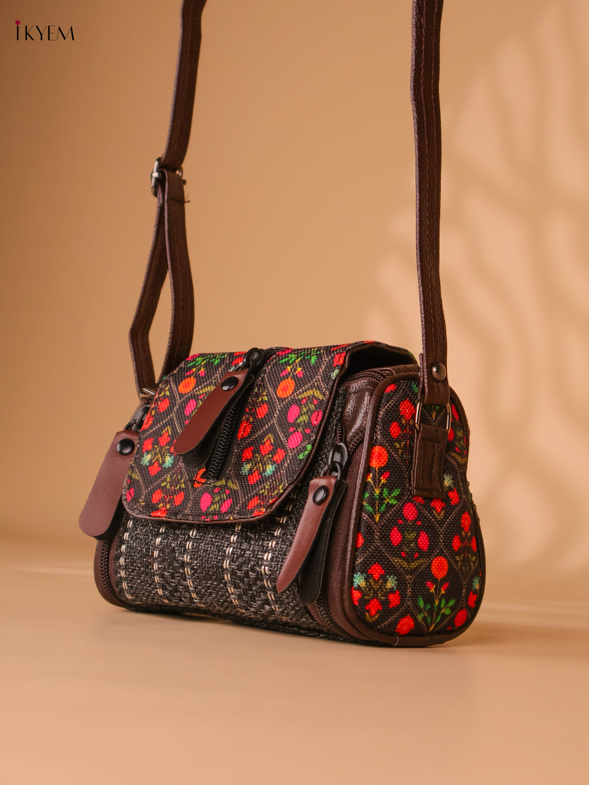 Printed sling bag - Black