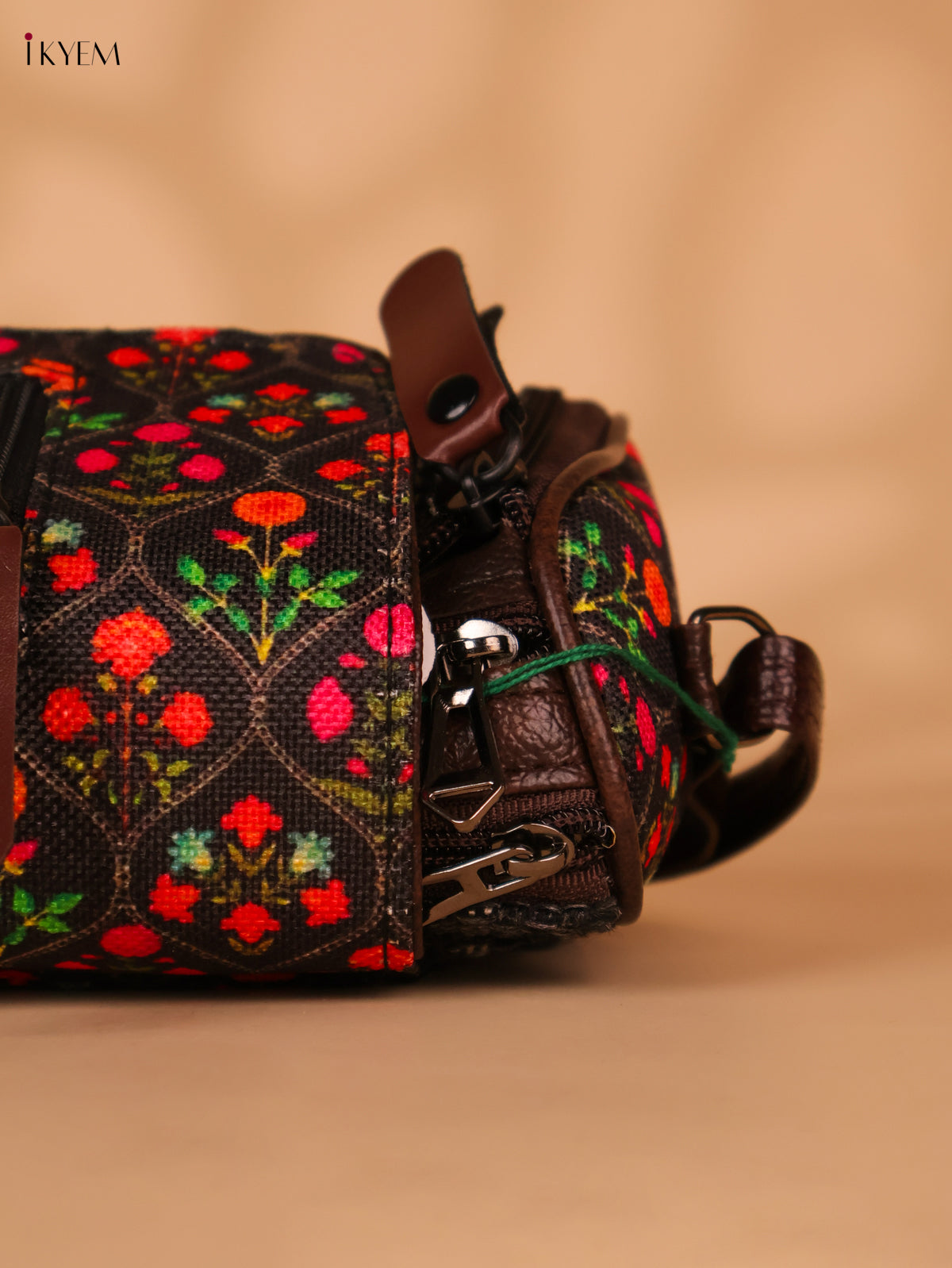 Printed sling bag - Black