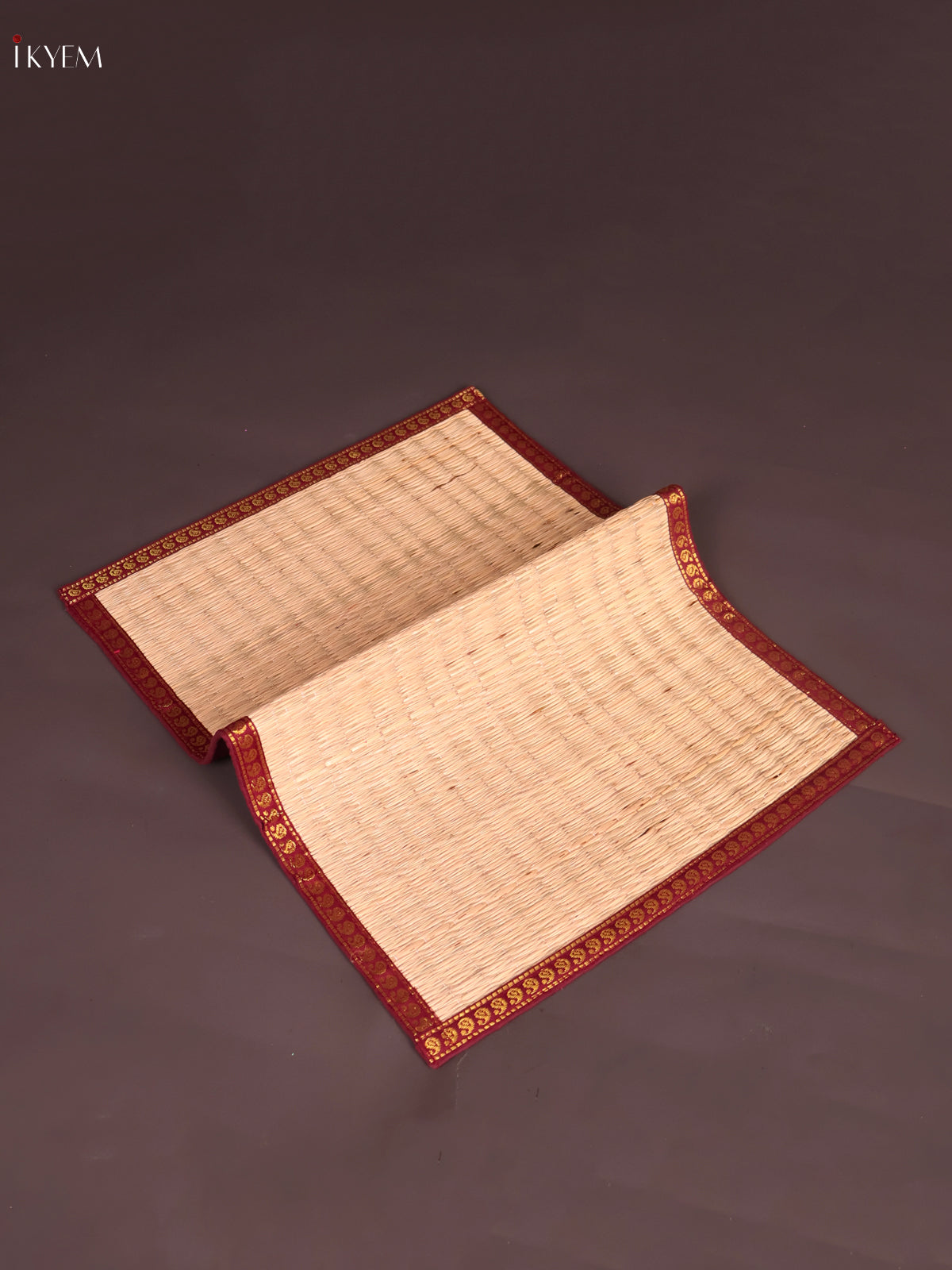Natural Korai Grass Table Mat With Zari Border 2