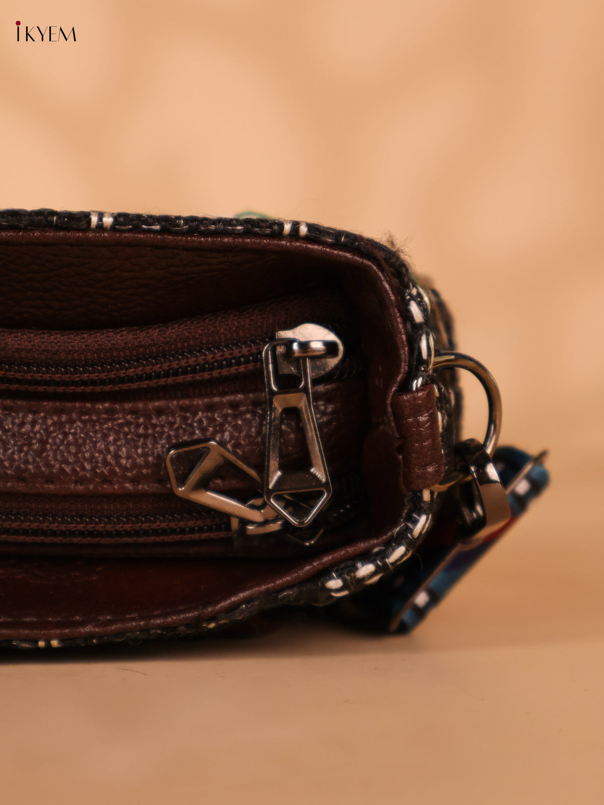Printed sling bag - Black