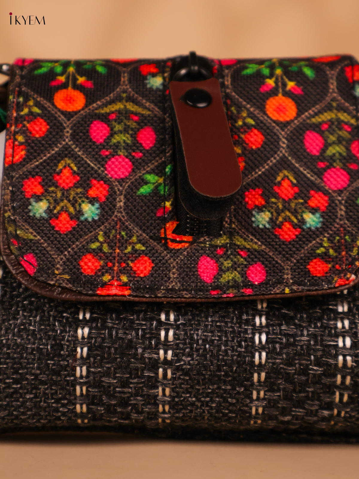 Printed sling bag - Black