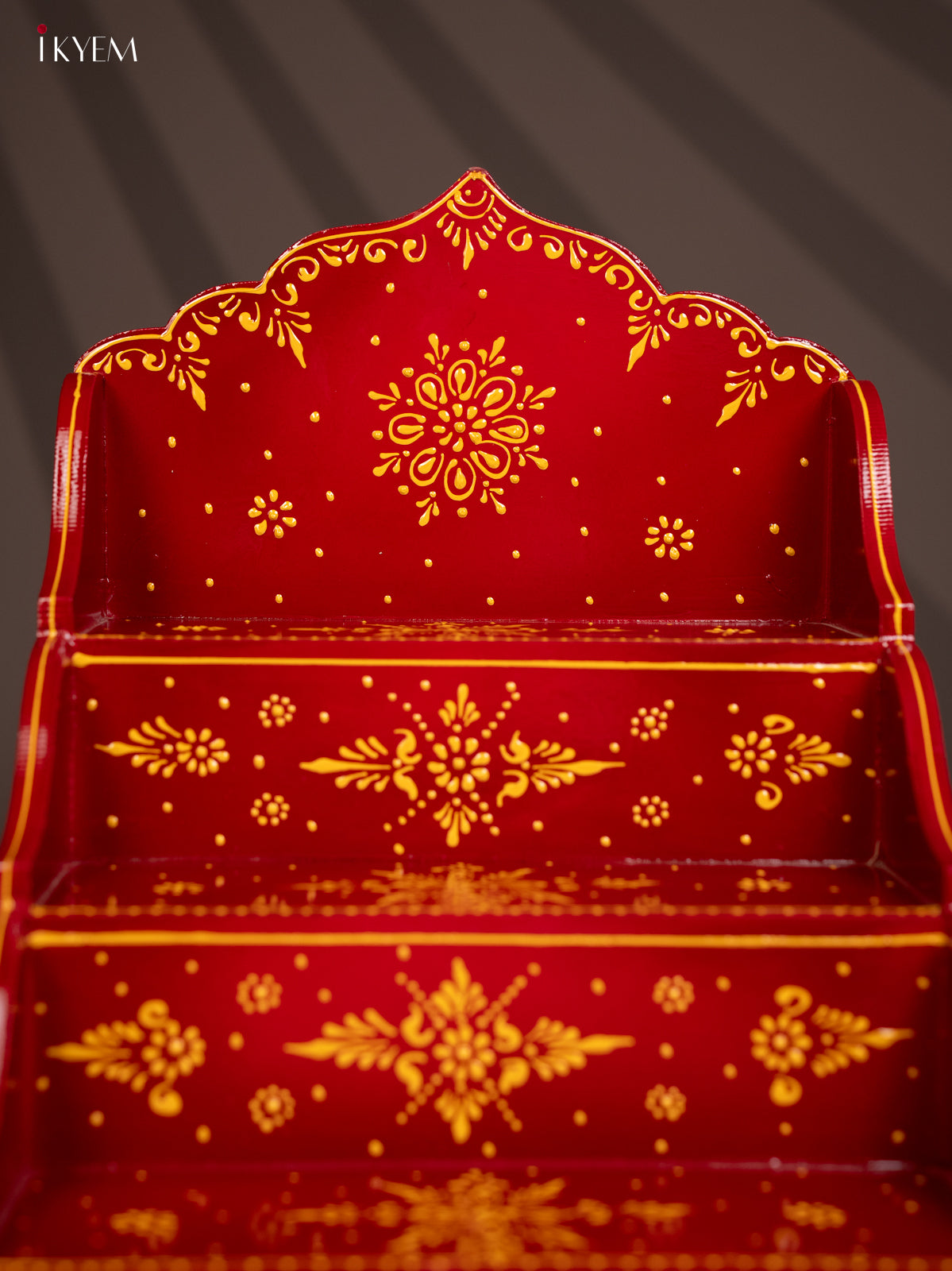 WOODEN HANDPAINTED 3 STEPS GOLU PADI -RED - KG01117