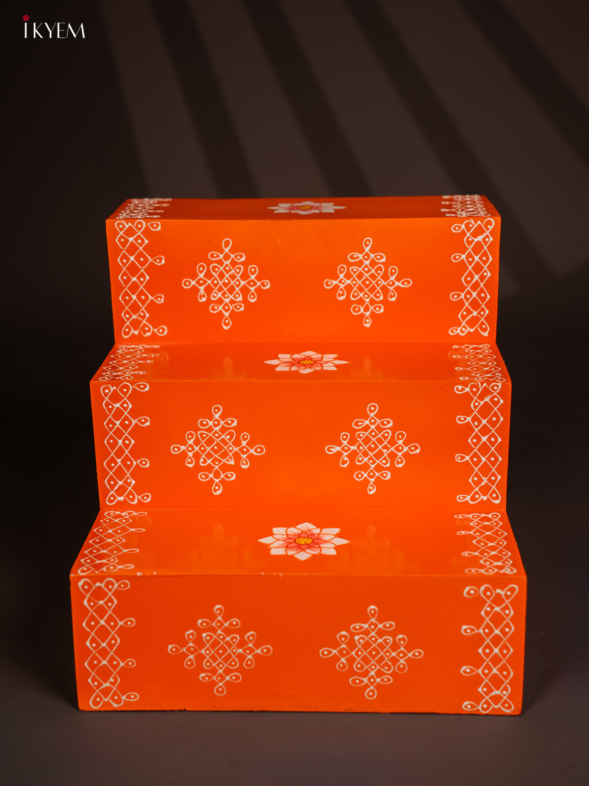 WOODEN HANDPAINTED 3 STEPS GOLU PADI - ORANGE - KG01122