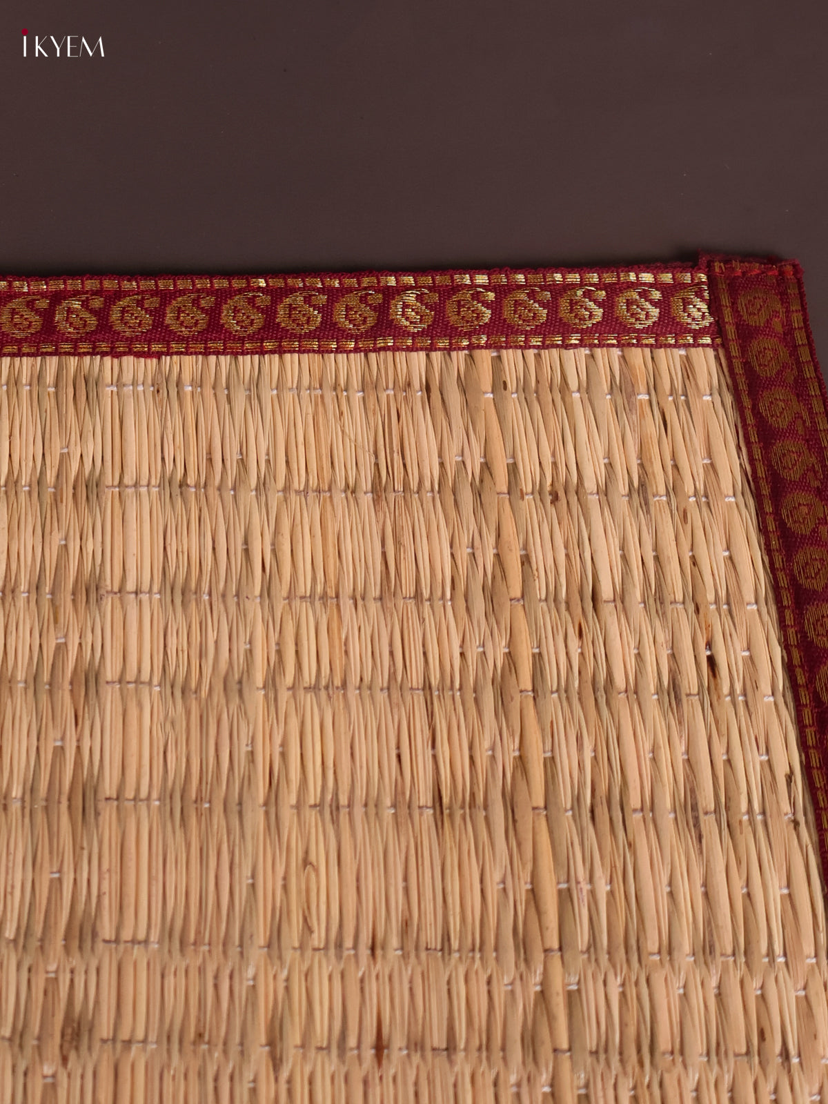 Natural Korai Grass Table Mat With Zari Border 1