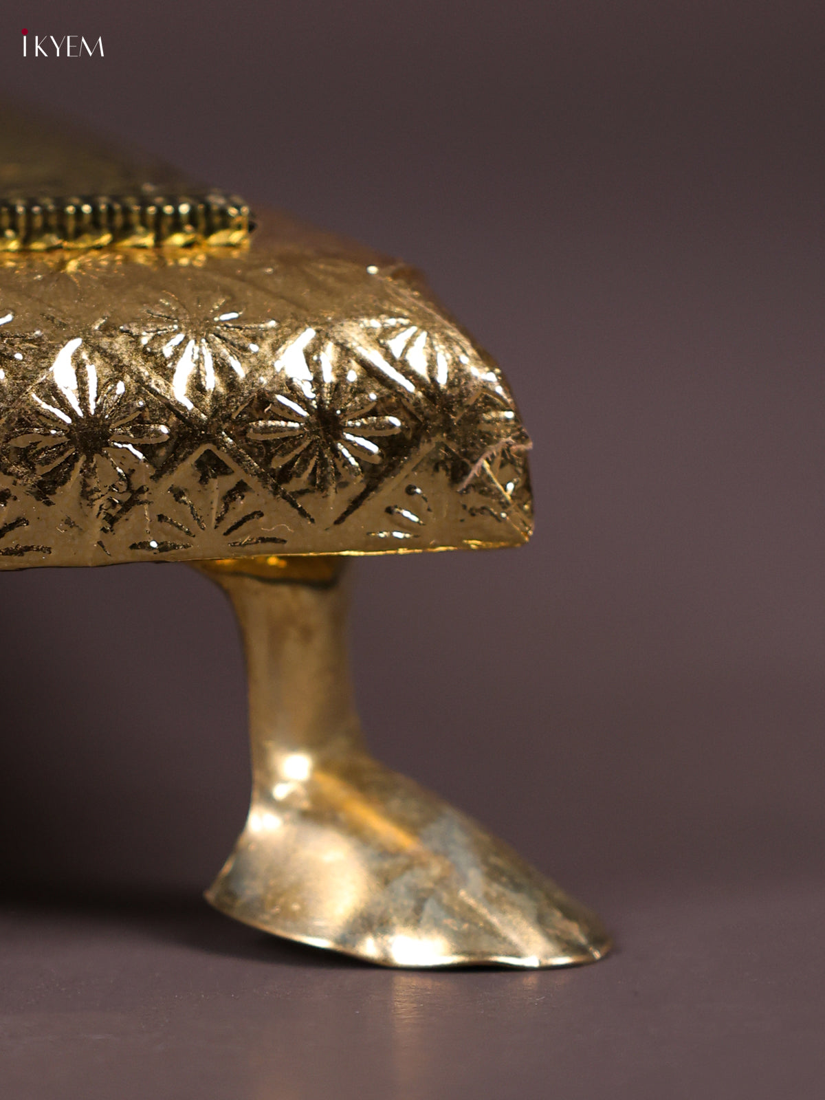 Ornate White Manai With Golden Floral Center 3