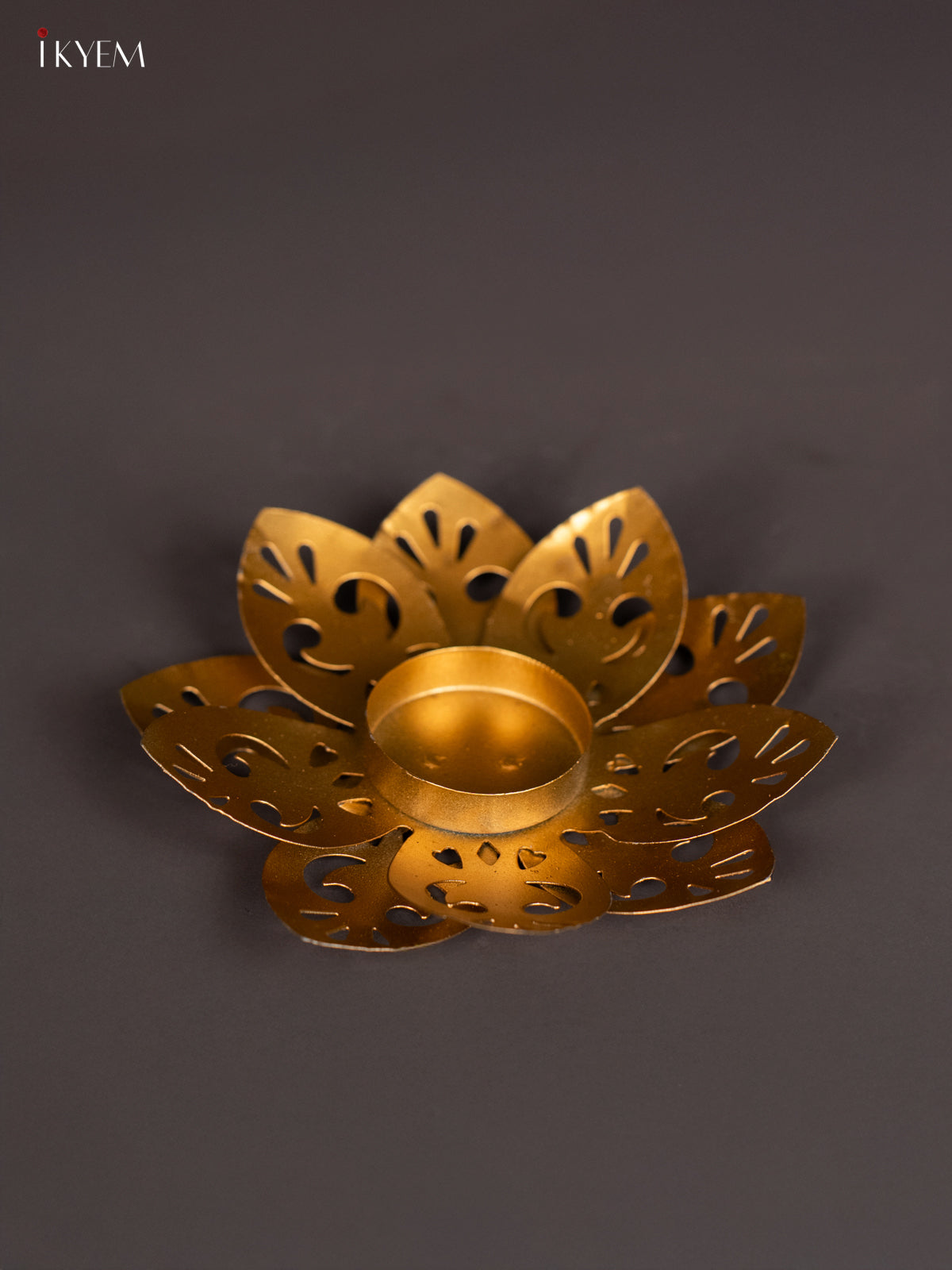 Timeless Metal Leaf Shaped T Light Candle Holder - 1