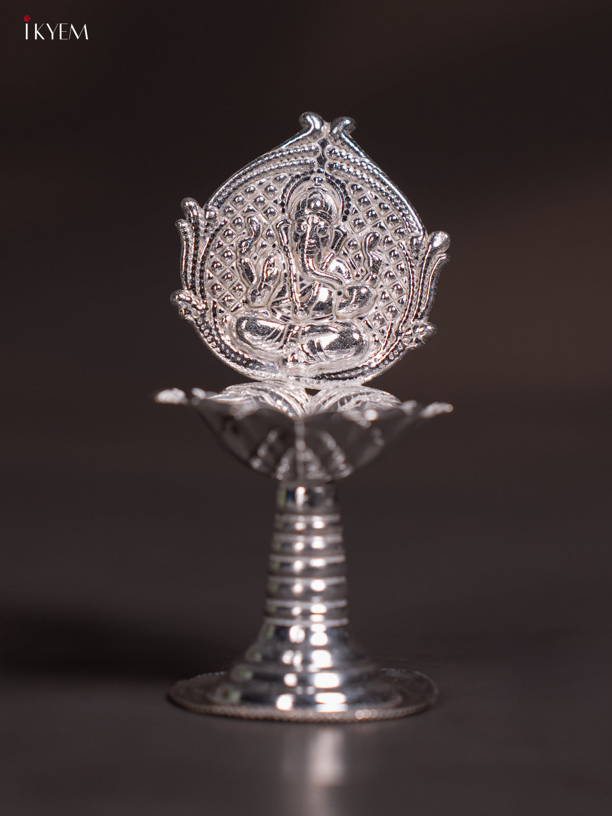 silver kuthu vilakku